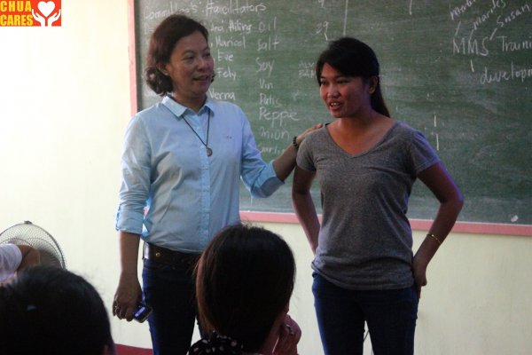 Mayor Heidee Chua happily chats with the 4Ps members (3)