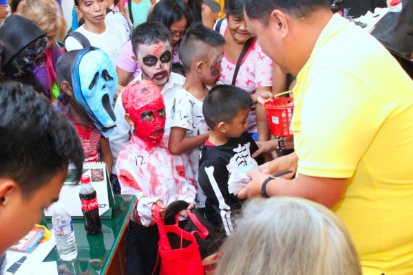 Trick of Treat ng mga bata sa STAC Asingan (7)